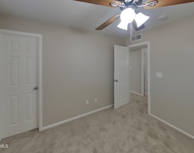 5017 W Sierra Vista Drive - Photo Thumbnail 6