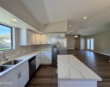5201 W Mercer Lane - Photo Thumbnail 7