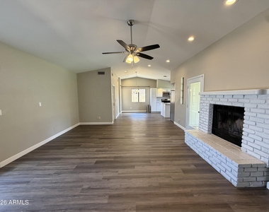 5201 W Mercer Lane - Photo Thumbnail 11