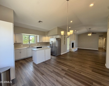 5201 W Mercer Lane - Photo Thumbnail 5