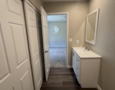 5201 W Mercer Lane - Photo Thumbnail 19