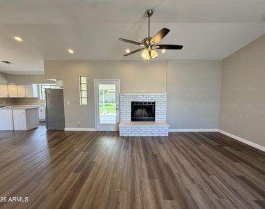 5201 W Mercer Lane - Photo Thumbnail 1