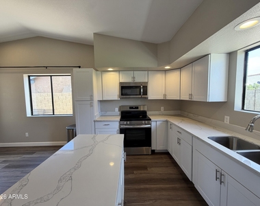 5201 W Mercer Lane - Photo Thumbnail 9