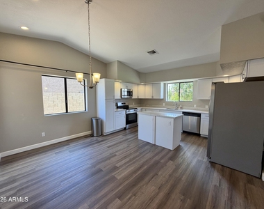 5201 W Mercer Lane - Photo Thumbnail 4
