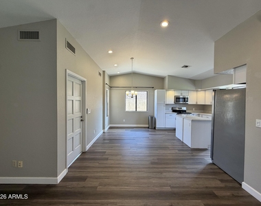 5201 W Mercer Lane - Photo Thumbnail 3