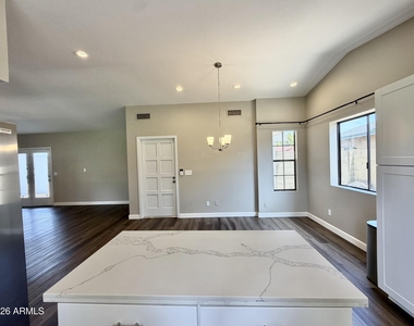 5201 W Mercer Lane - Photo Thumbnail 8