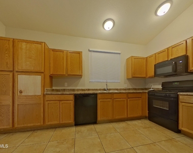 16264 W Lincoln Street - Photo Thumbnail 4