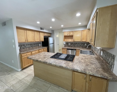 2211 N 54th Lane - Photo Thumbnail 5