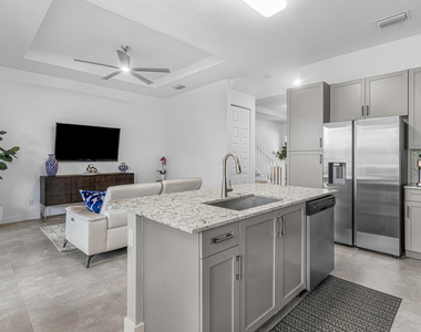 610 Pioneer Way - Photo Thumbnail 9