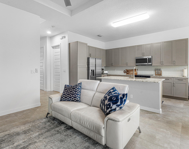 610 Pioneer Way - Photo Thumbnail 12