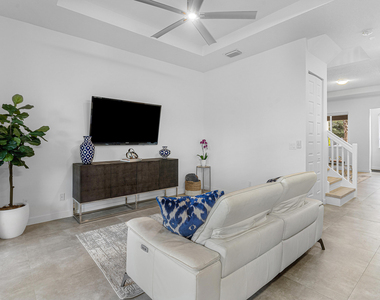 610 Pioneer Way - Photo Thumbnail 11