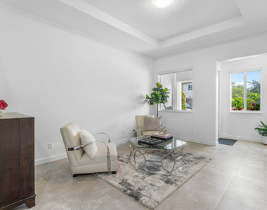 610 Pioneer Way - Photo Thumbnail 4