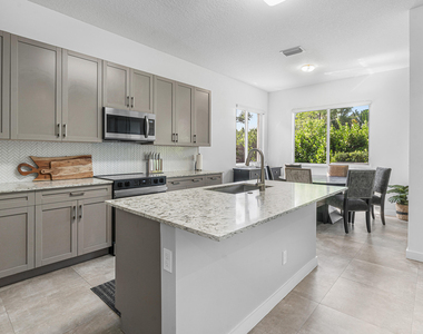 610 Pioneer Way - Photo Thumbnail 6