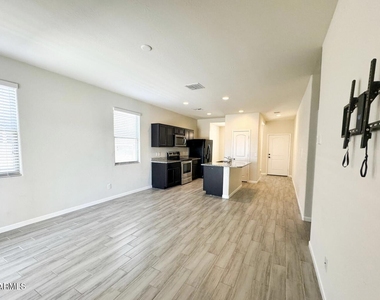 17134 N Rosemont Street - Photo Thumbnail 6