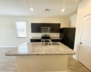 17134 N Rosemont Street - Photo Thumbnail 4