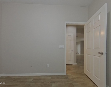 5010 W Fawn Drive - Photo Thumbnail 9