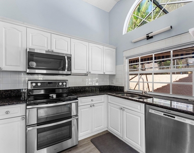 559 Nw 38th Terrace - Photo Thumbnail 9
