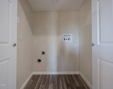 1907 W Denton Lane - Photo Thumbnail 24