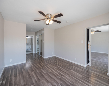1907 W Denton Lane - Photo Thumbnail 11