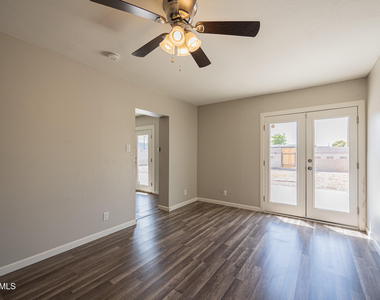 1907 W Denton Lane - Photo Thumbnail 10