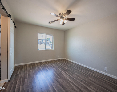 1907 W Denton Lane - Photo Thumbnail 15