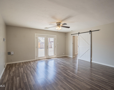 1907 W Denton Lane - Photo Thumbnail 3