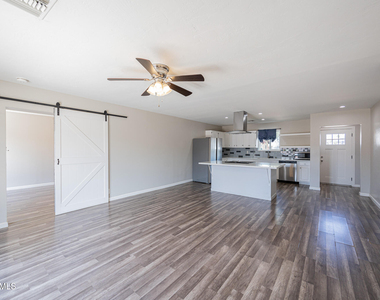 1907 W Denton Lane - Photo Thumbnail 4