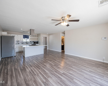 1907 W Denton Lane - Photo Thumbnail 5
