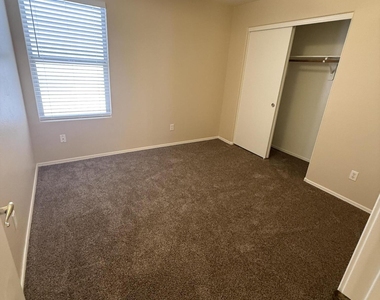 3236 E Kerry Lane - Photo Thumbnail 18