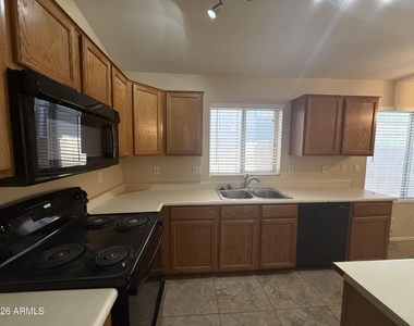 3236 E Kerry Lane - Photo Thumbnail 7