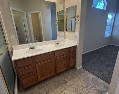 3236 E Kerry Lane - Photo Thumbnail 10