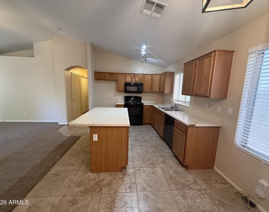 3236 E Kerry Lane - Photo Thumbnail 8