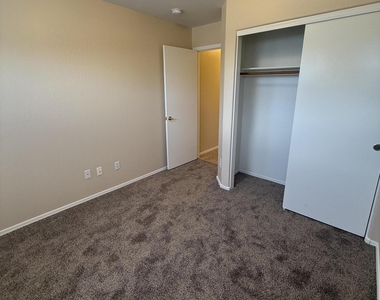 3236 E Kerry Lane - Photo Thumbnail 23