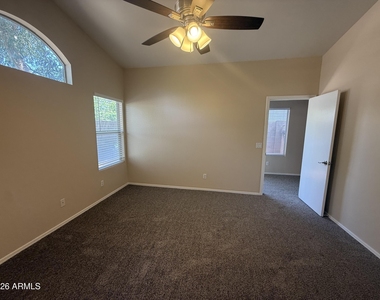 3236 E Kerry Lane - Photo Thumbnail 14
