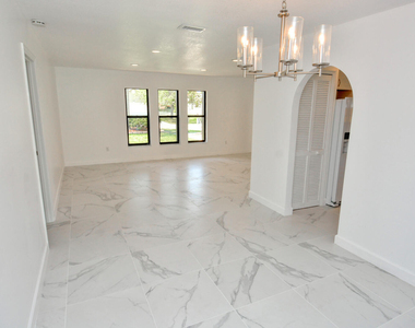 943 Se Browning Avenue - Photo Thumbnail 9