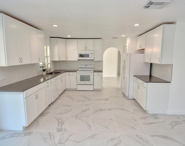 943 Se Browning Avenue - Photo Thumbnail 3