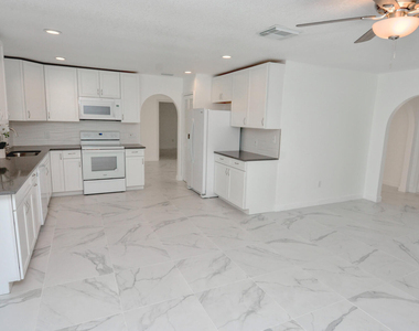943 Se Browning Avenue - Photo Thumbnail 4
