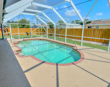 943 Se Browning Avenue - Photo Thumbnail 2
