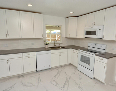 943 Se Browning Avenue - Photo Thumbnail 5