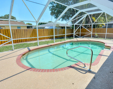 943 Se Browning Avenue - Photo Thumbnail 1