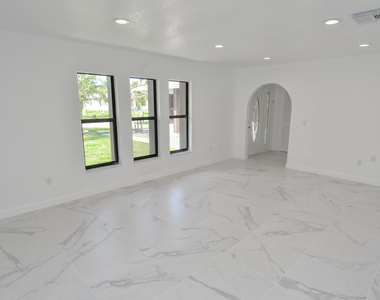 943 Se Browning Avenue - Photo Thumbnail 7
