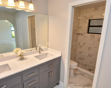 943 Se Browning Avenue - Photo Thumbnail 11