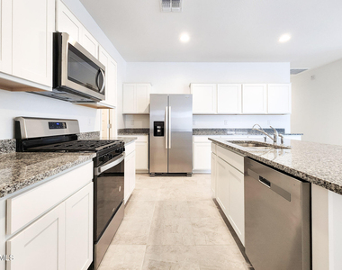 40110 W Shaver Drive - Photo Thumbnail 9