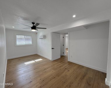 1017 E Moreland Street - Photo Thumbnail 4