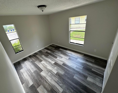 4684 Se Teri Place - Photo Thumbnail 10