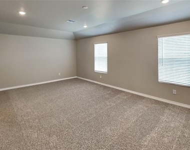 2740 Dennis Drive - Photo Thumbnail 6