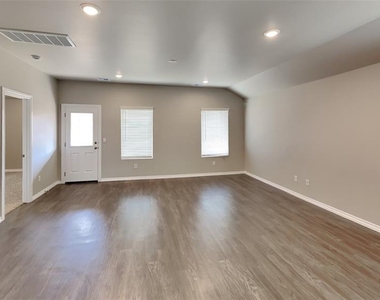 2740 Dennis Drive - Photo Thumbnail 2