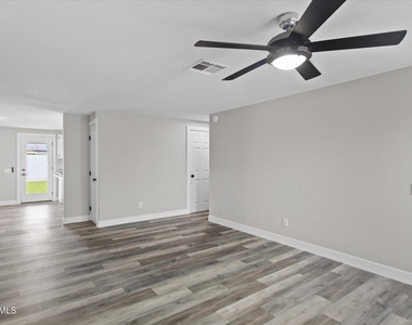 1604 W Colt Road - Photo Thumbnail 7