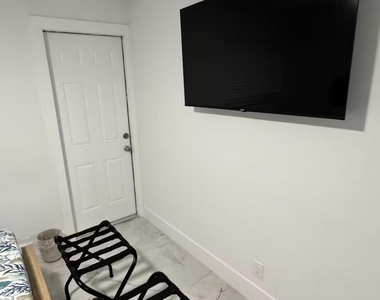 221 Se 11th Avenue - Photo Thumbnail 14