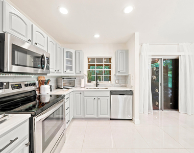 8026 Sw 20th Court - Photo Thumbnail 7